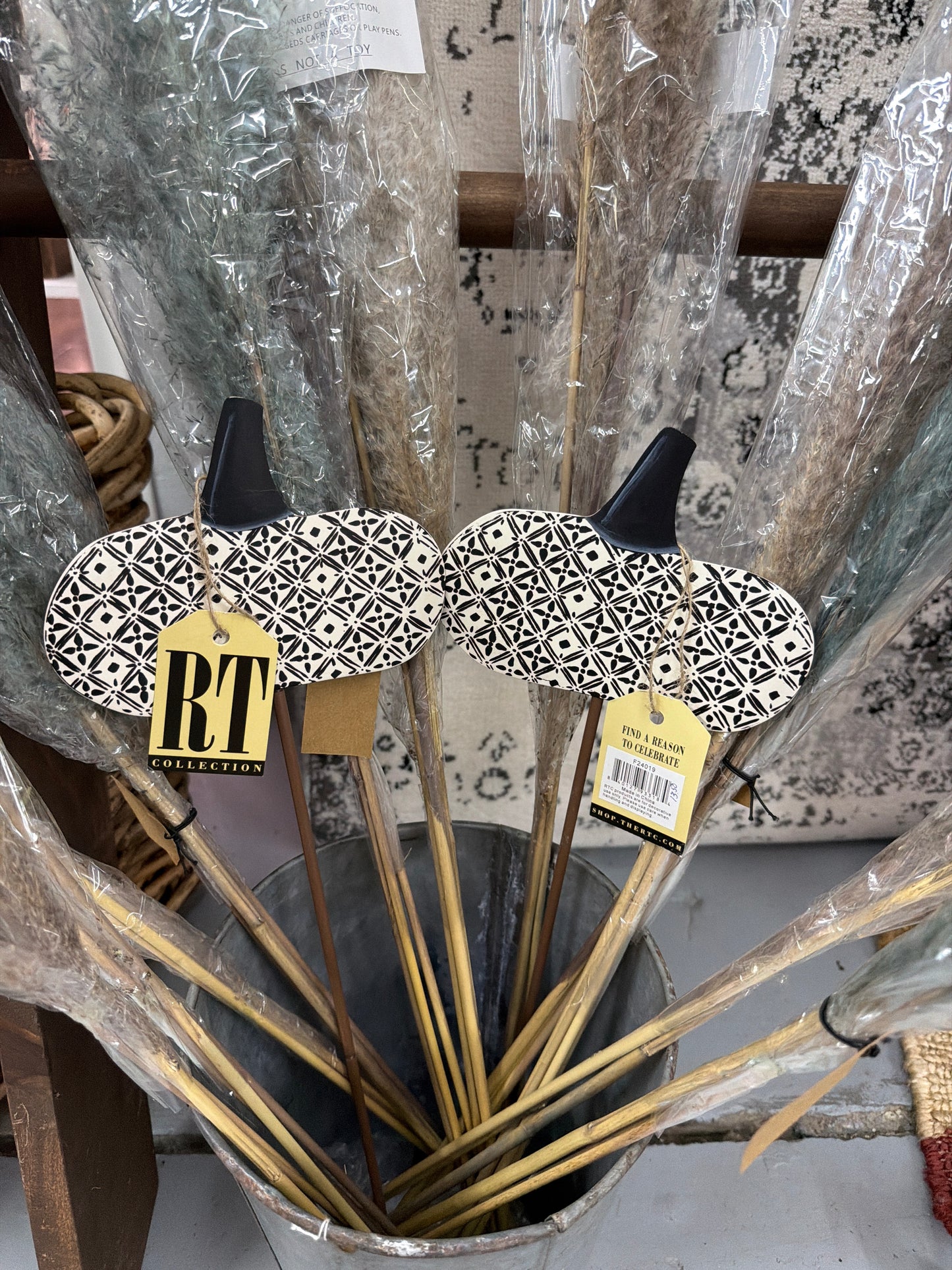 f24019 RT Quilted Blk\Wht Metal Pumpkins