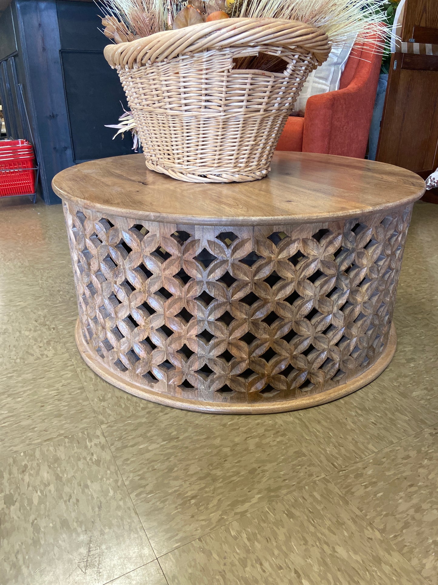 Safavieh Round Coffee Table. (25)