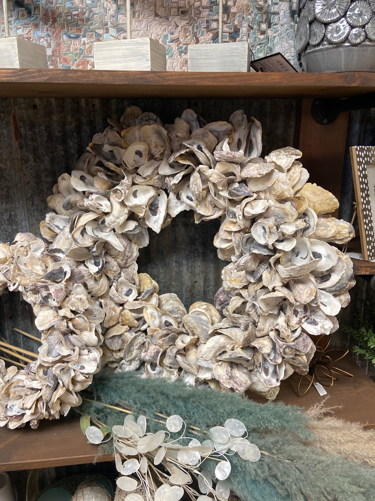 324228 Wreath 28" Oyster Shell. (25)