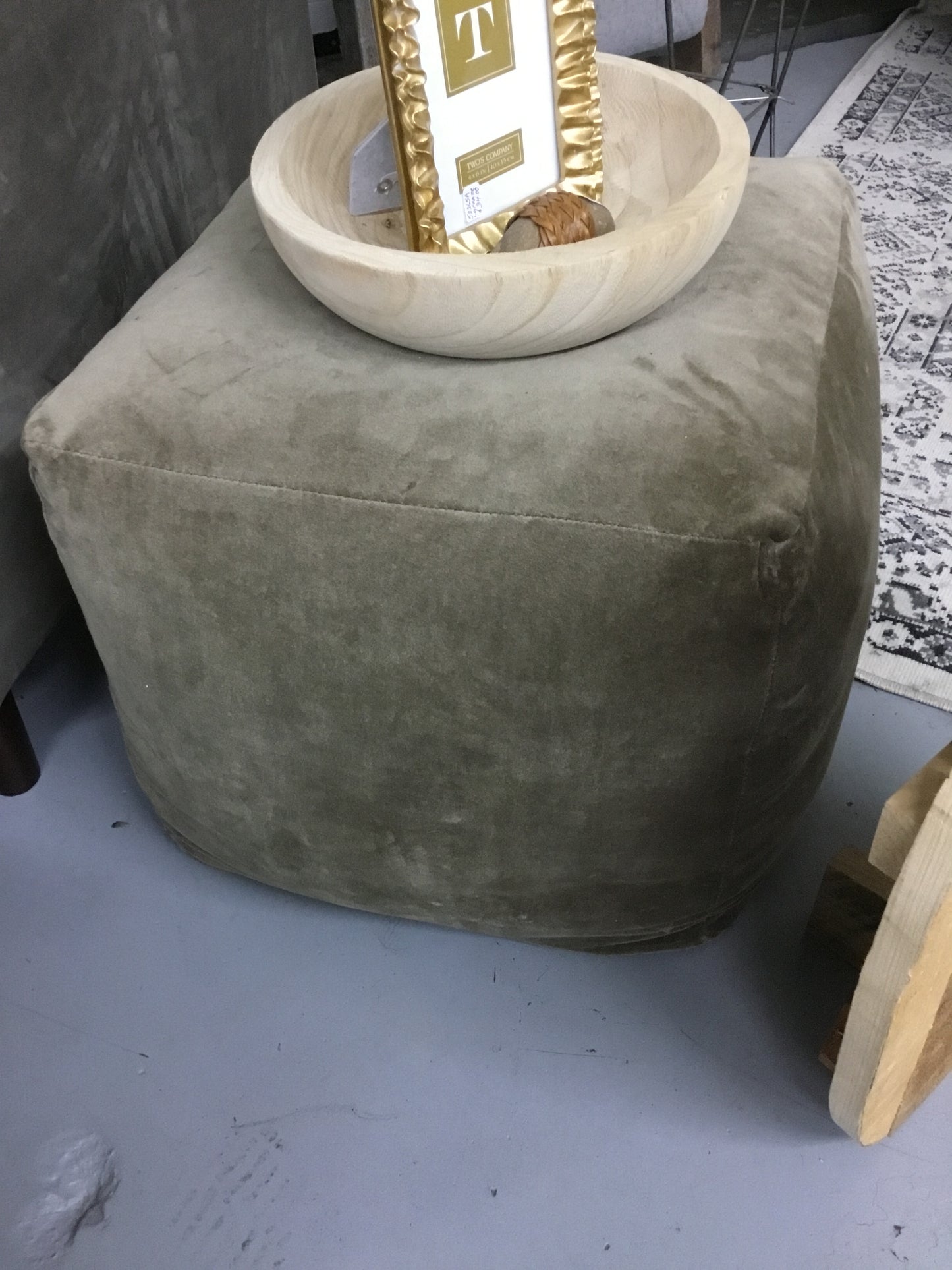 Nkhu1011 Ka Velvet Poof