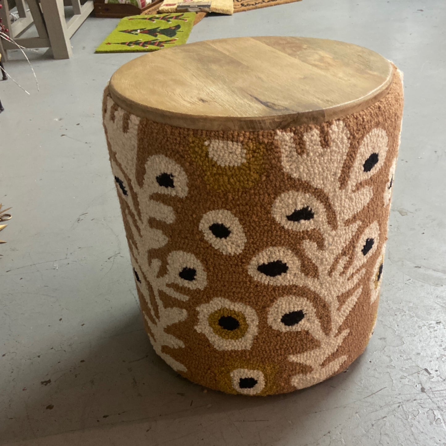 Round and tufted accent table w mango wood