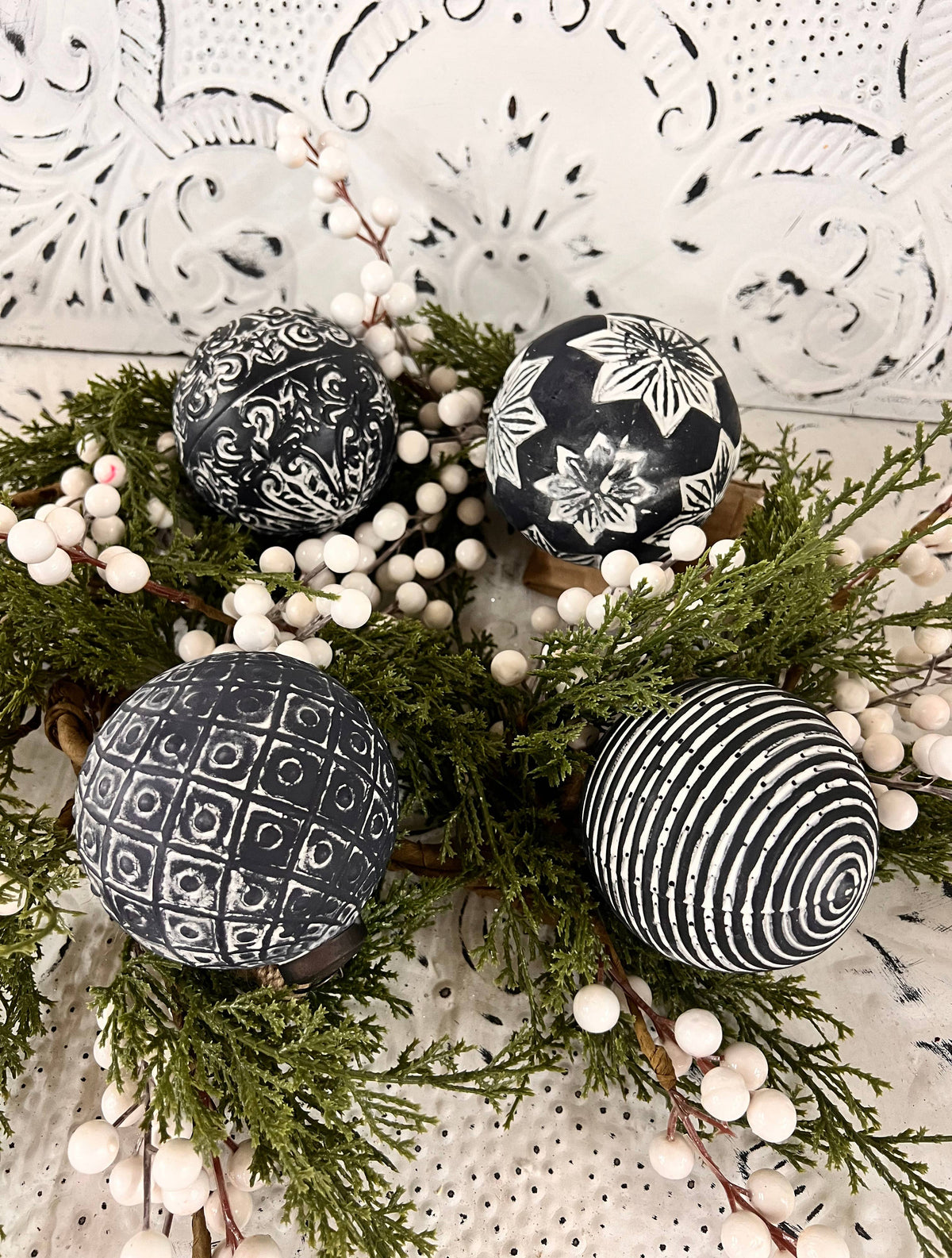 6 TFC1108 Black & White Glass Ornament 4in