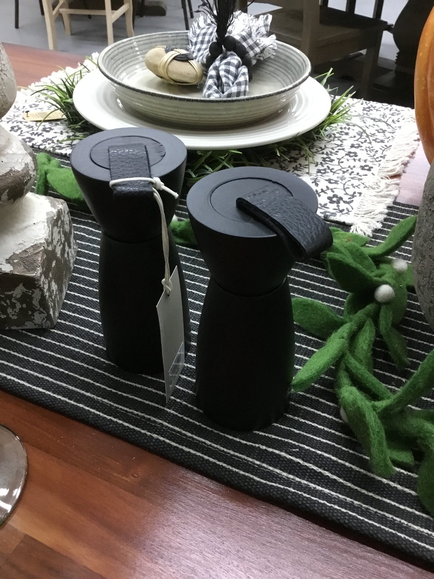 AH1301-CC Bloomingville Black Salt And Pepper Set