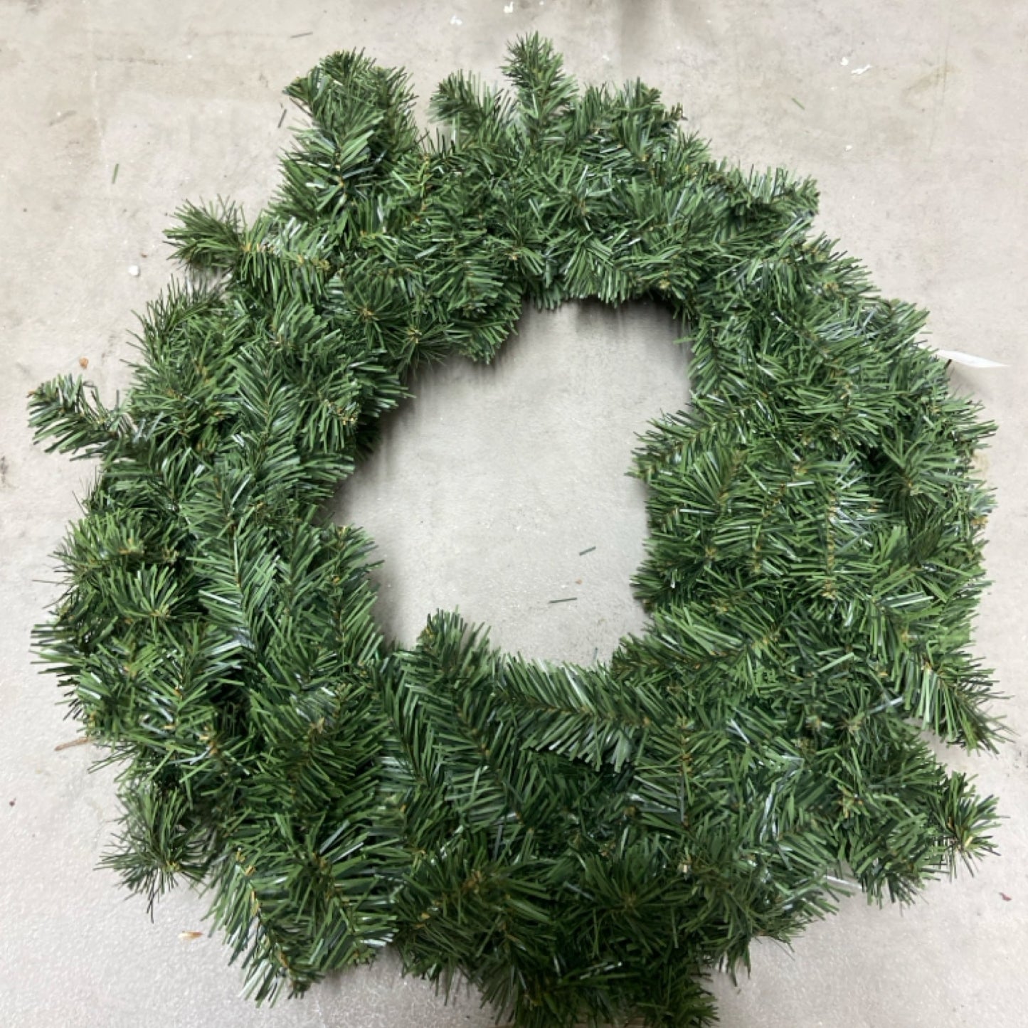 6 WR234 Evergreen Wreath.     (25)