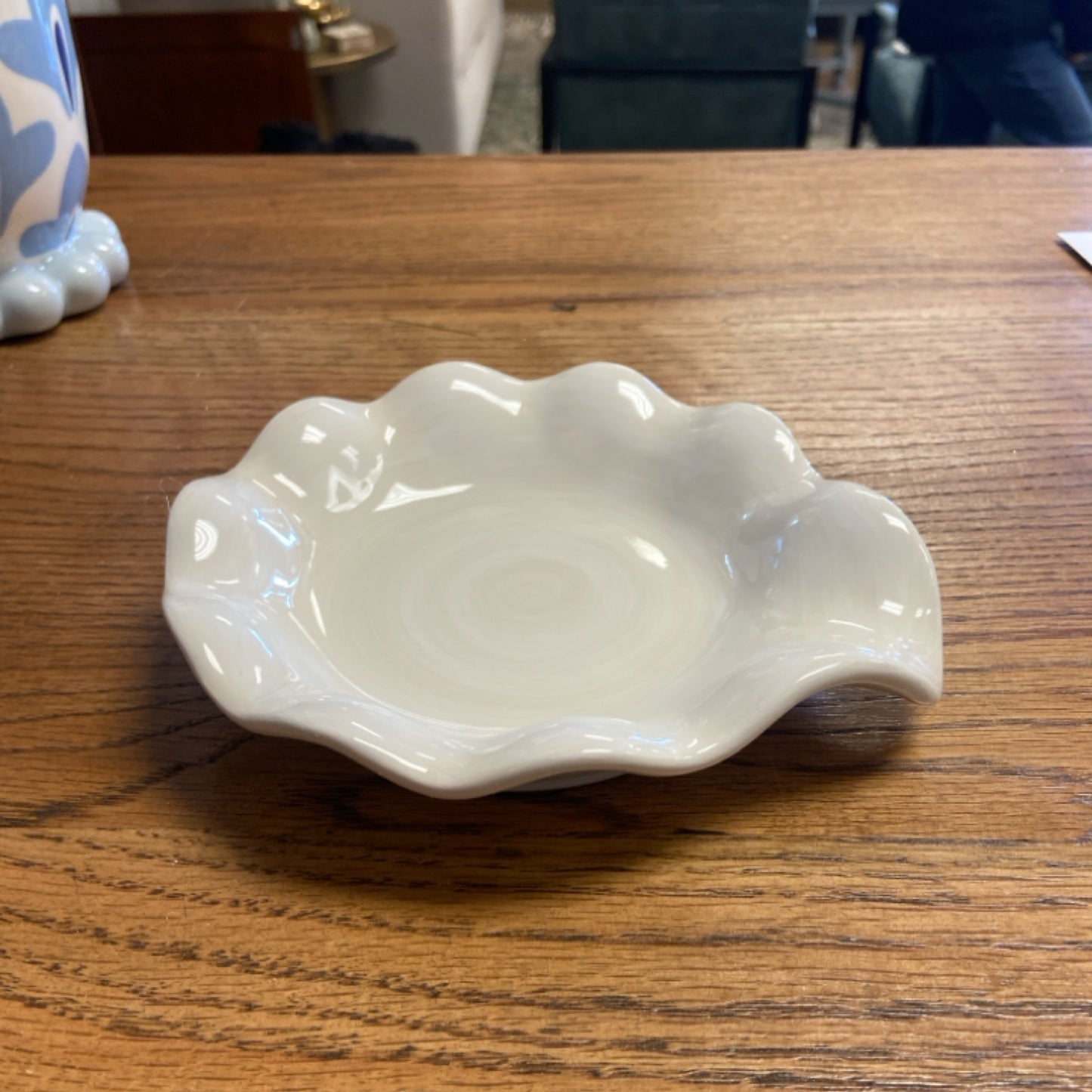 Signature ruffle spoon rest white