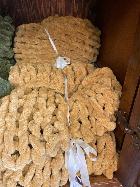 6 70080 Chenille Knitted Throw gold.      (25)