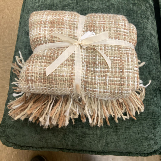 6 70057 Heritage Woven Throw tan.    (25)