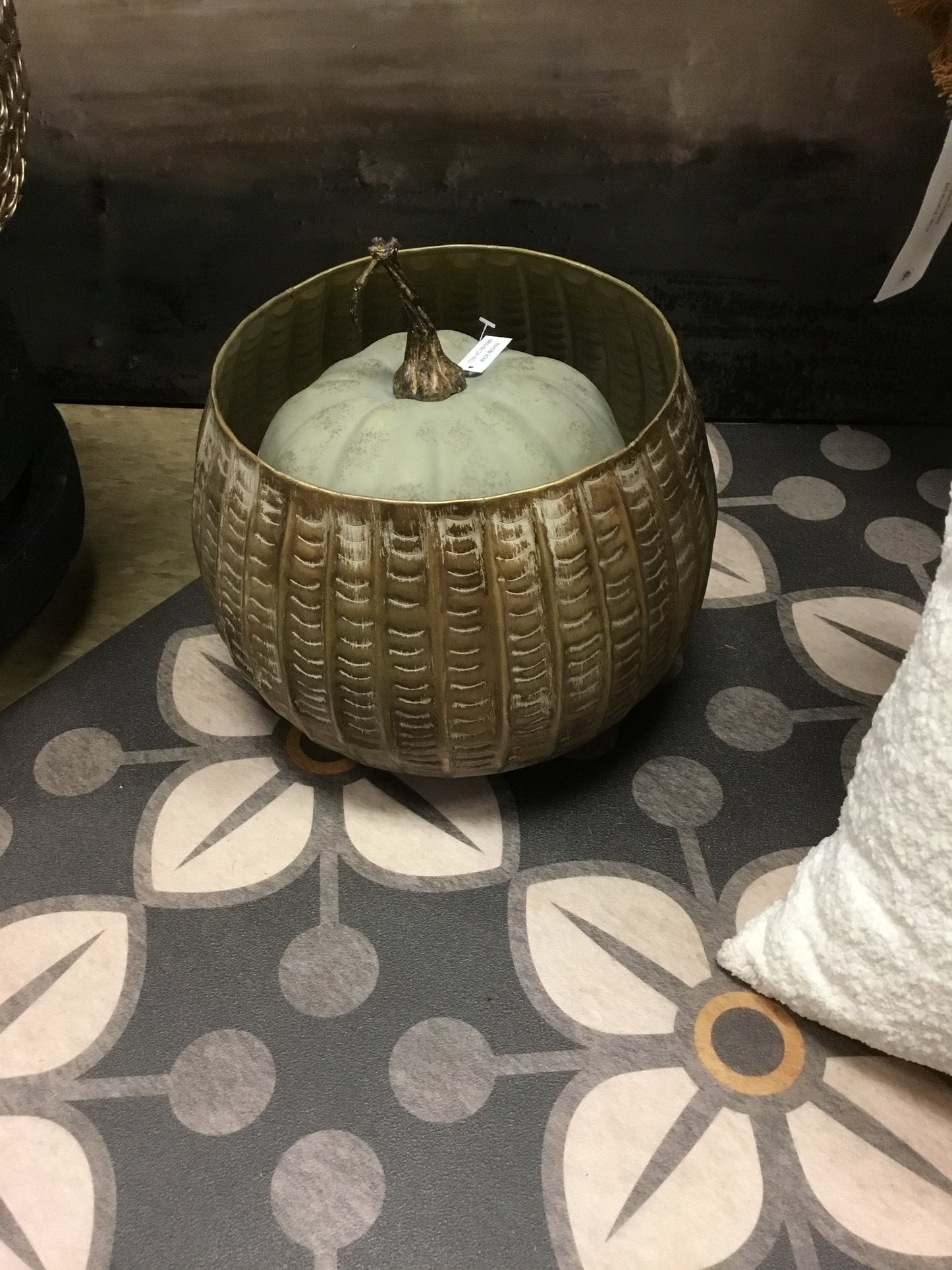 Dch0059 Embossed Metal Planter