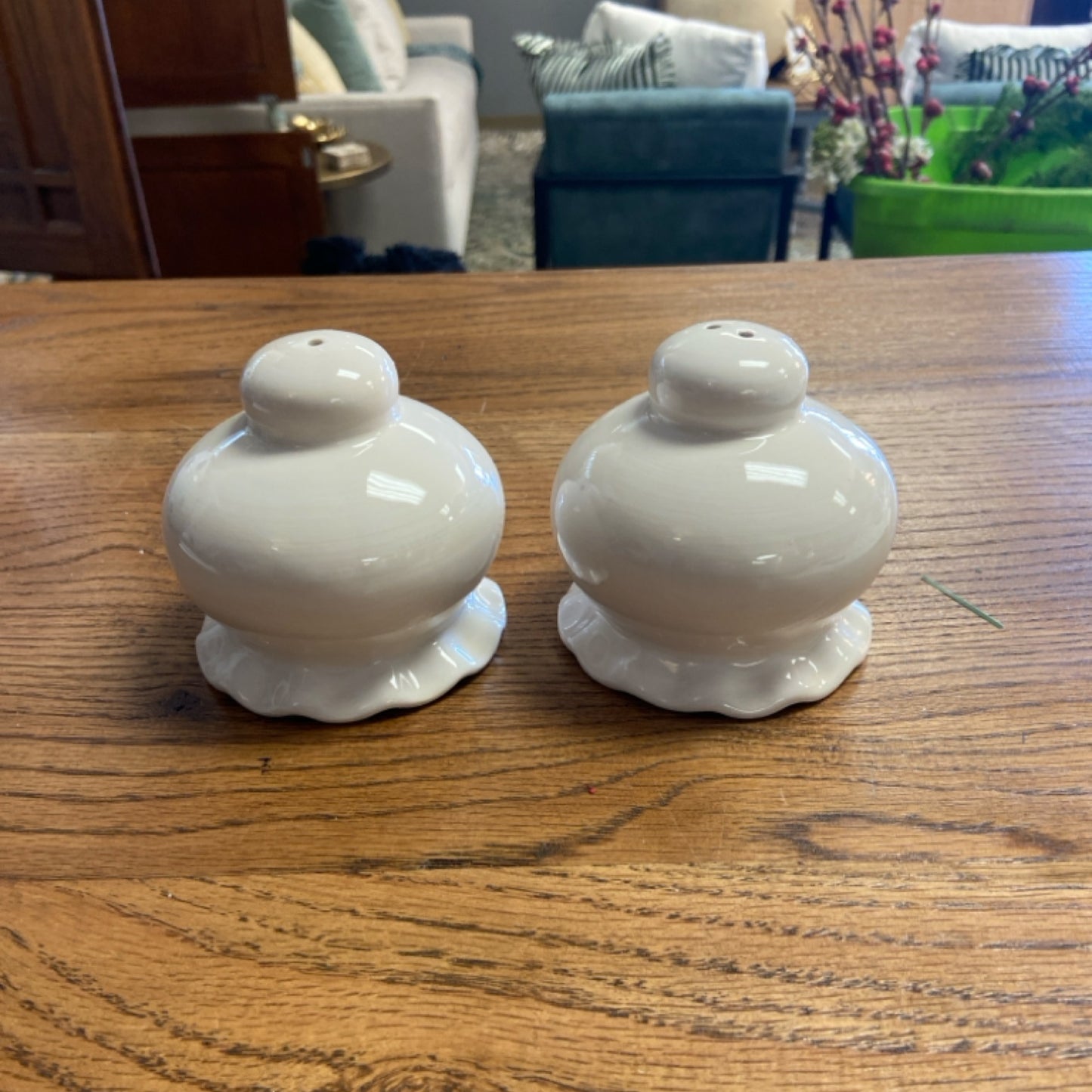 Signature ruffle salt and pepper set white