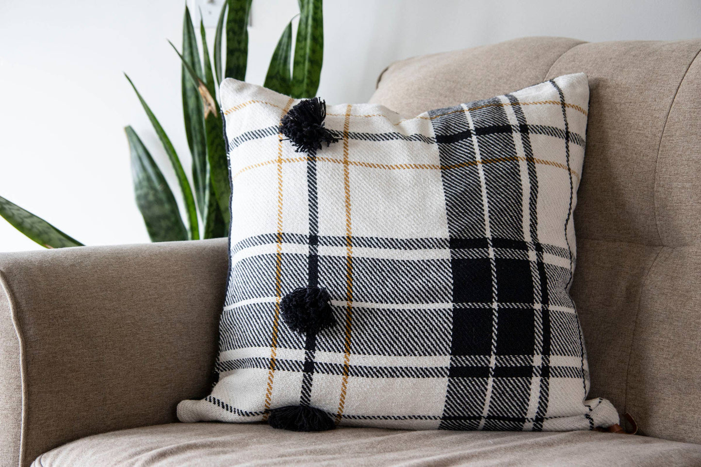 6 FTEX10176 20X20 Hand Woven Julia Plaid Pillow