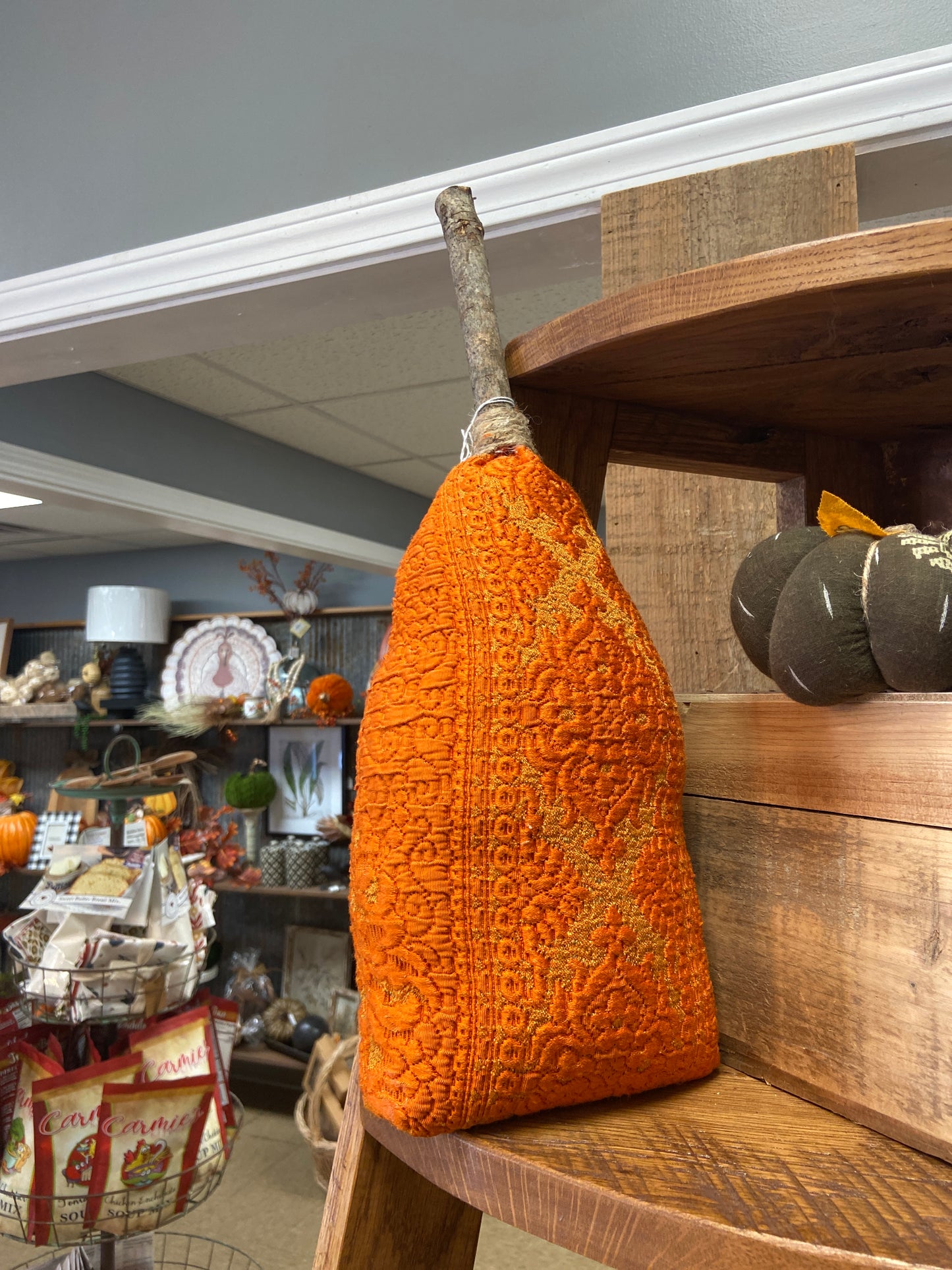 F-10 Tall Standing Pumpkin Raggidy Edges      (25)