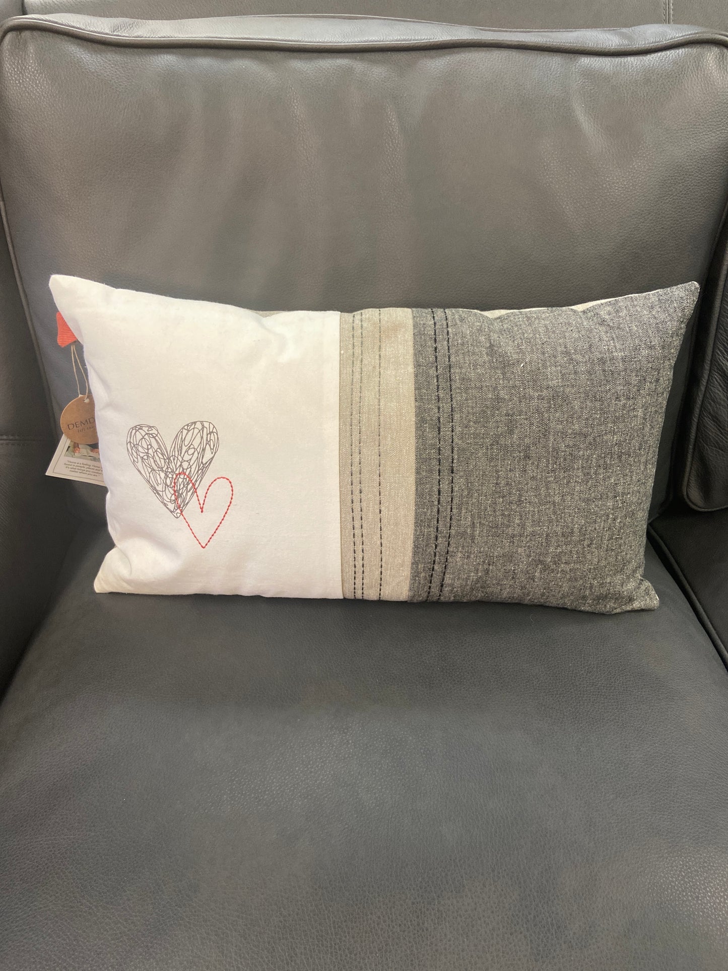 6 1004560002-DEM Heart Stitch Pillow