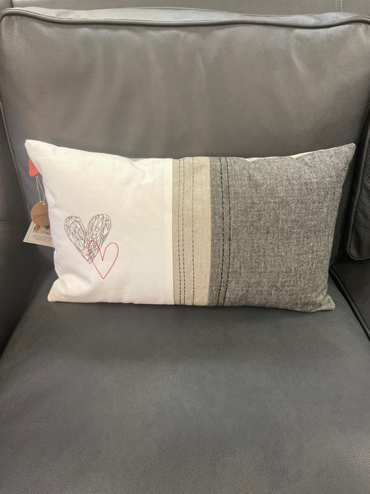 6 1004560002-DEM Heart Stitch Pillow