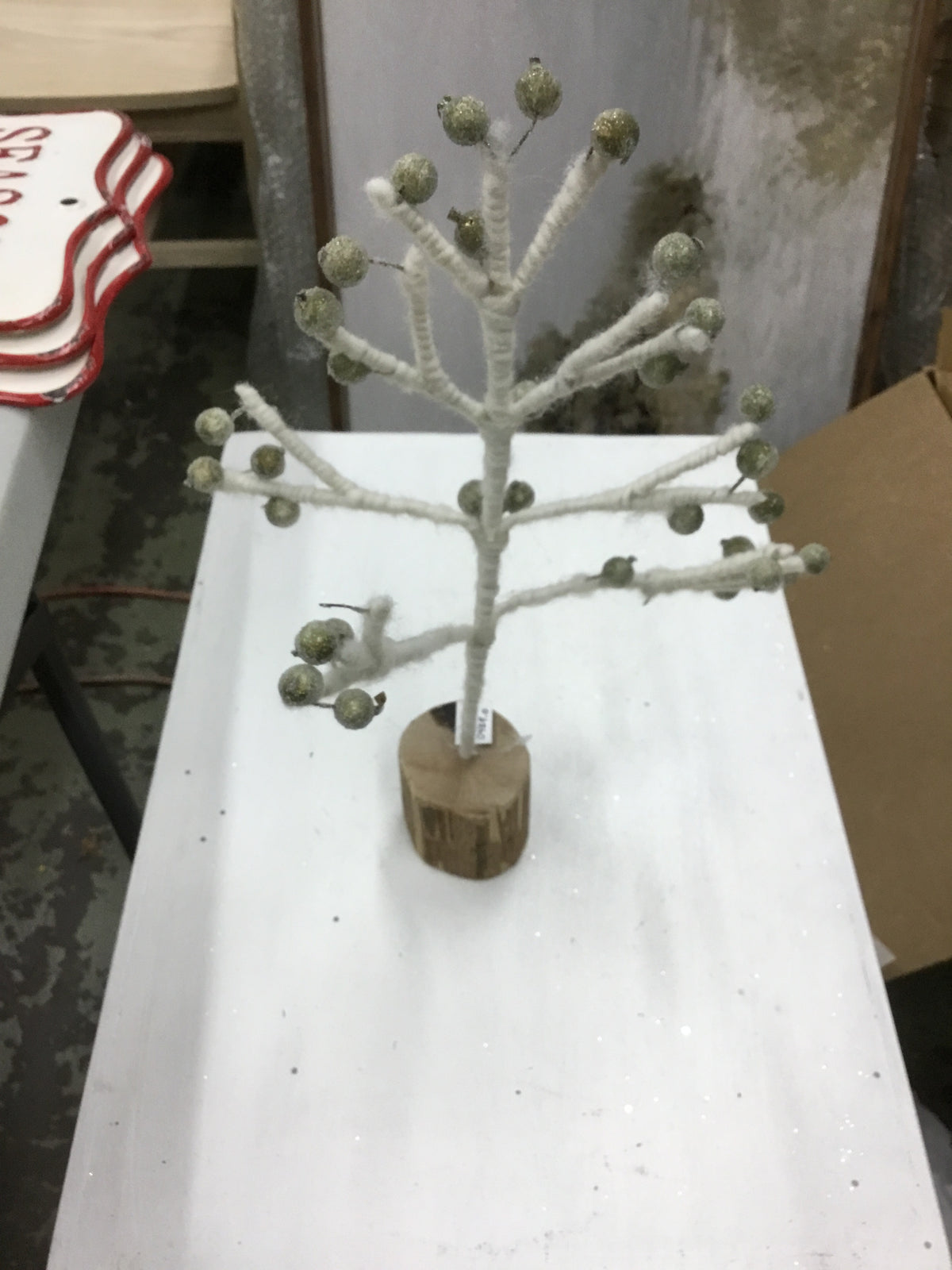6 04290-HA Festive Tree W Gold Berries