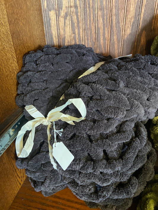 6 70082 Chenille Knitted Throw black.    (25)