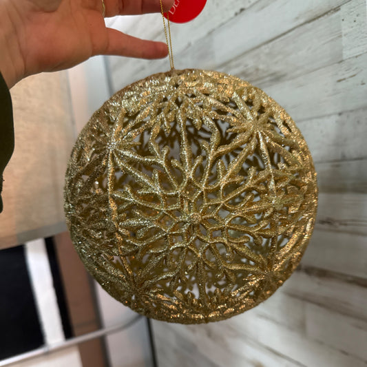6 2020220577-DEM Oversized Snowflake Ornament Gold