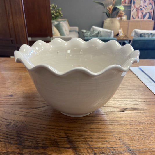 Signature 9 ruffle bowl white