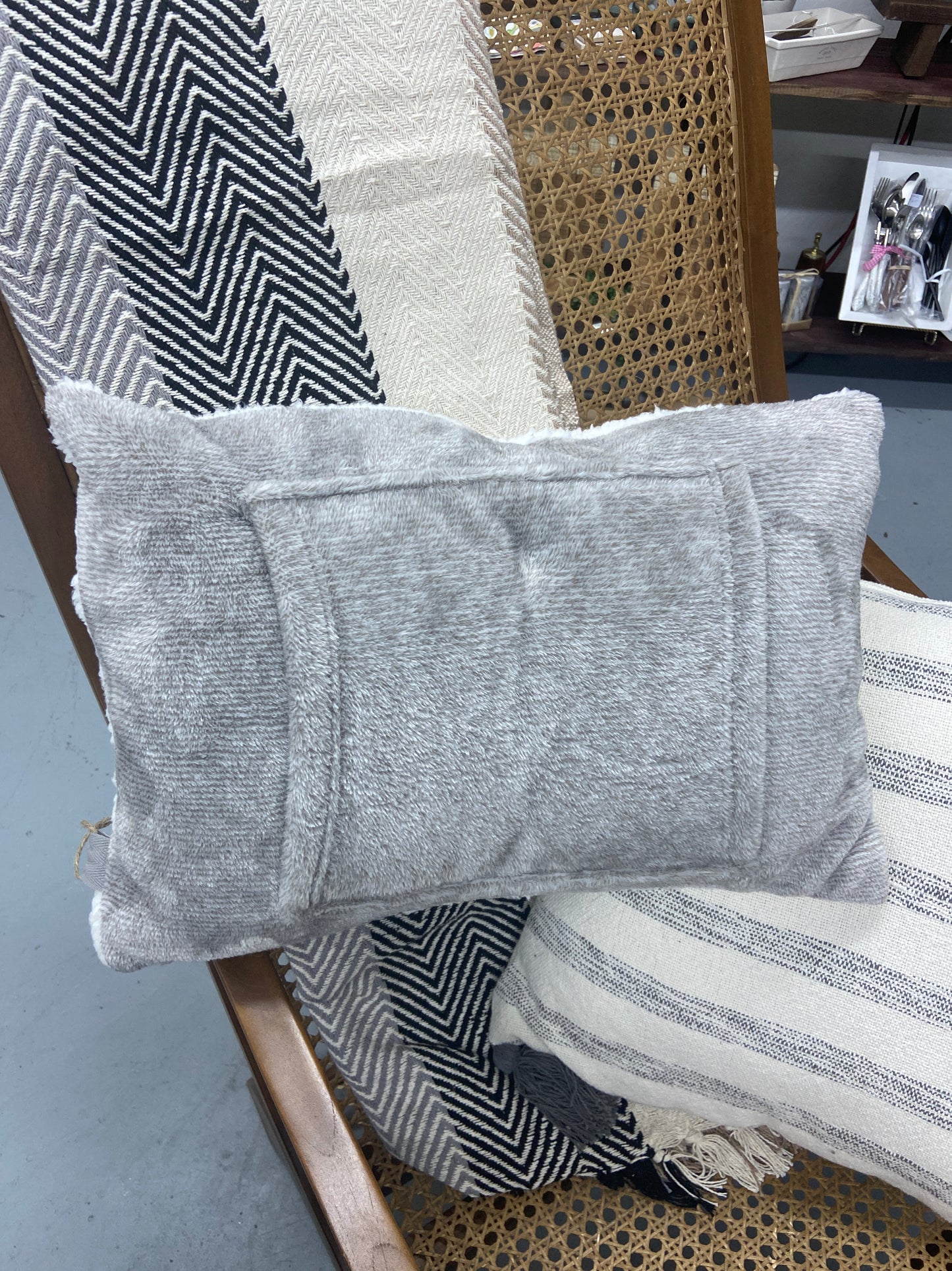 6 1004580090-DEM Relax Lap Pillow