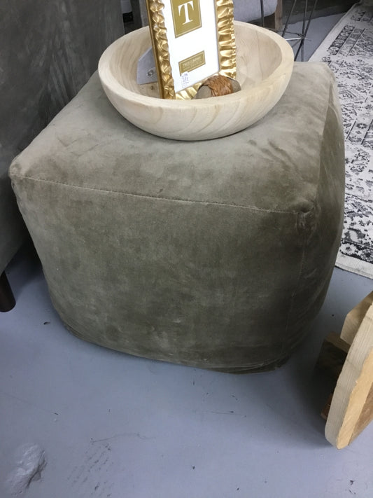 Nkhu1011 Ka Velvet Poof