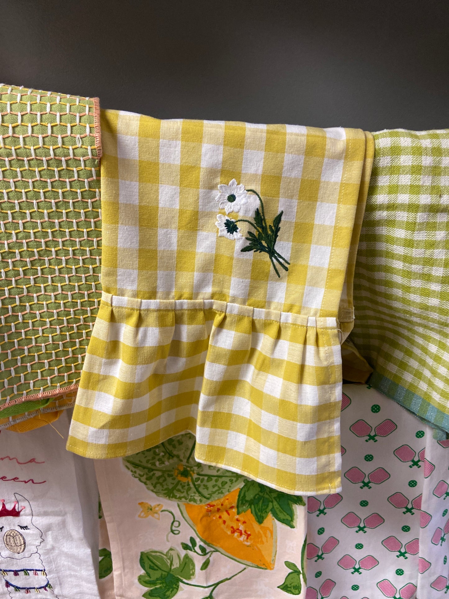 6 43006 Yellow Gingham Ruffled Dish Towel    (25)
