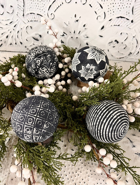 6 TFC1108 Black & White Glass Ornament 4in