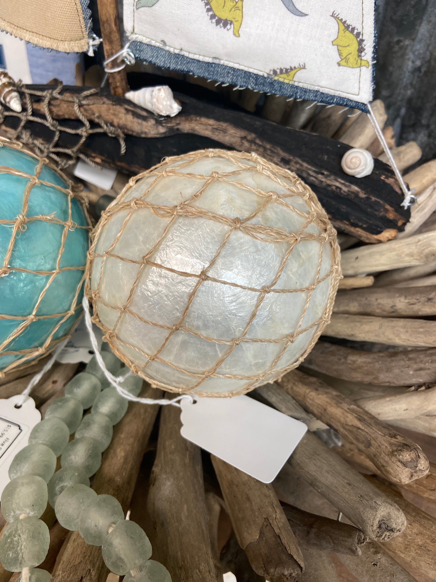 316057 Ball White Capiz w Net 4" Round.         (25)