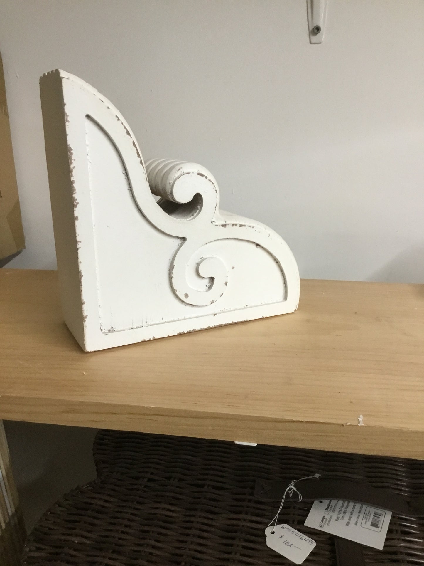 HX01073 Curly Corbel White