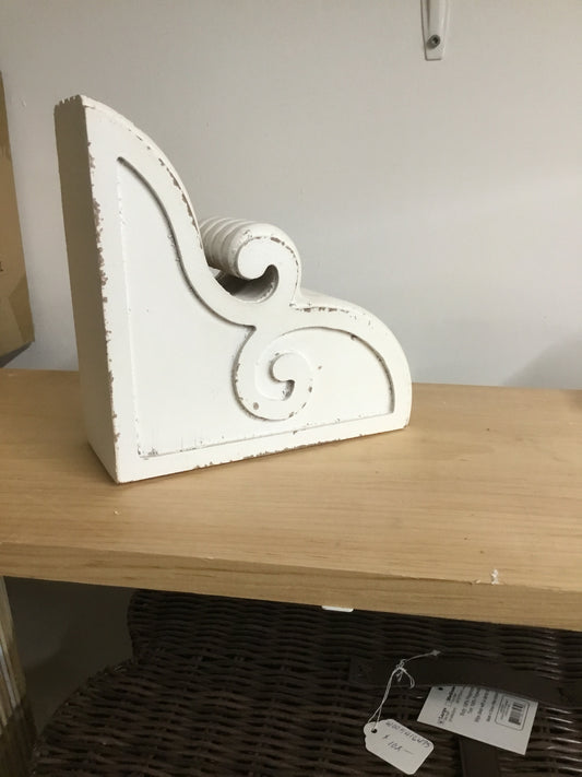HX01073 Curly Corbel White