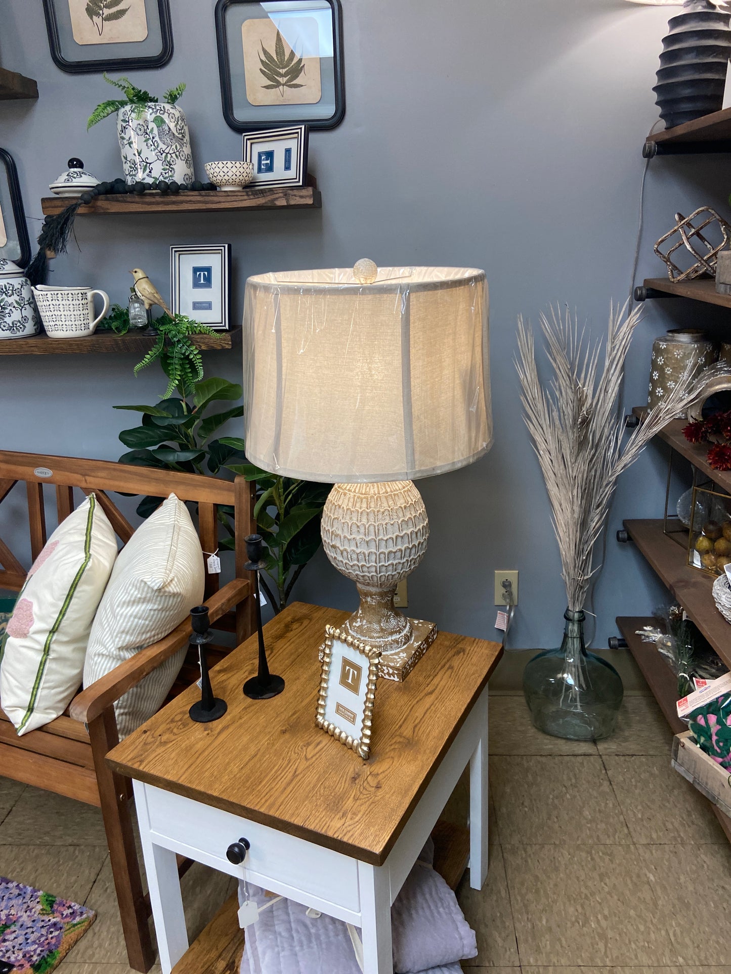 6 Cvavp1400 Cres Table Lamp Distressed Wood & White