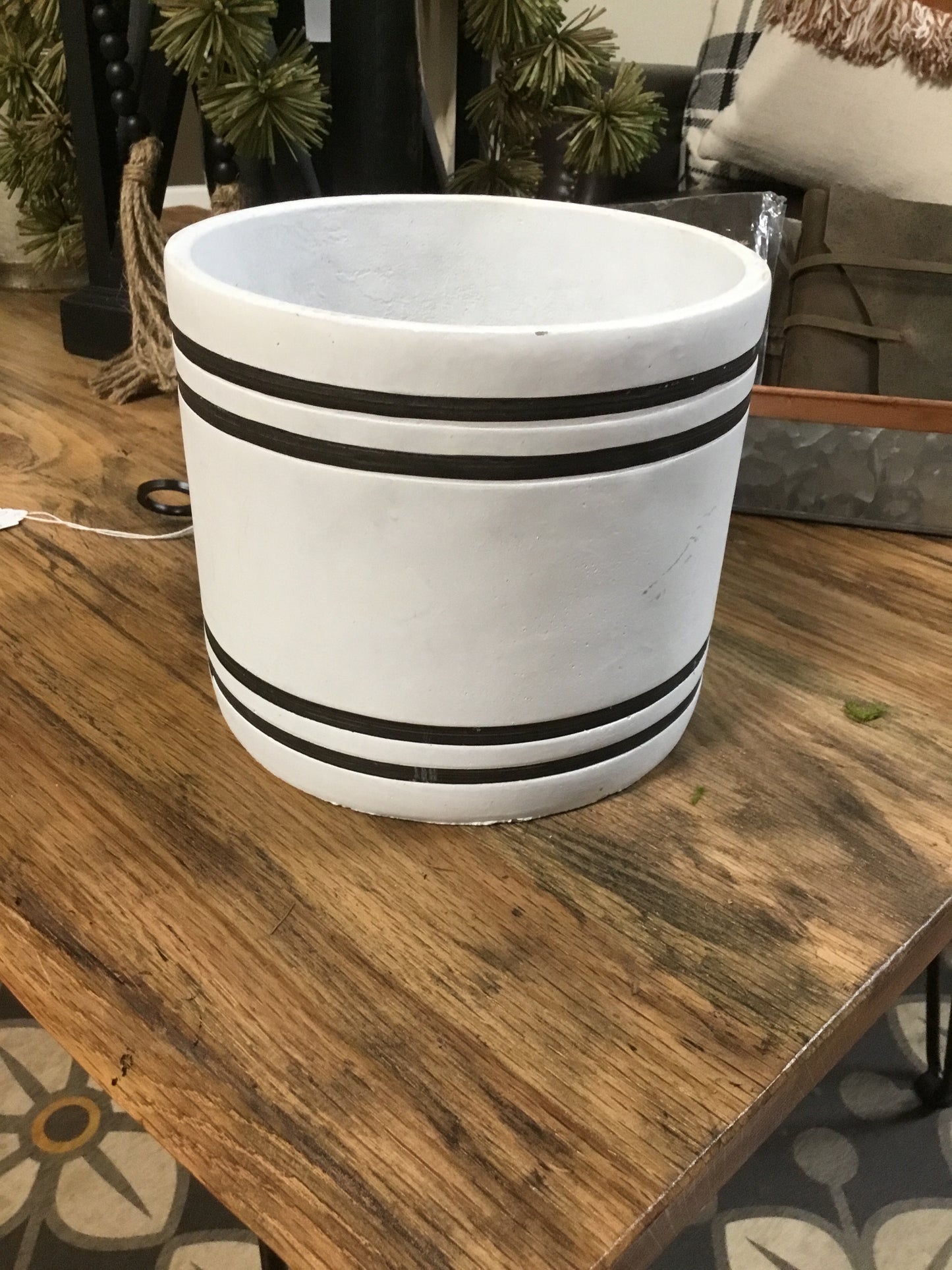 Ecc00516-Phc Stripped Cement Planter Large