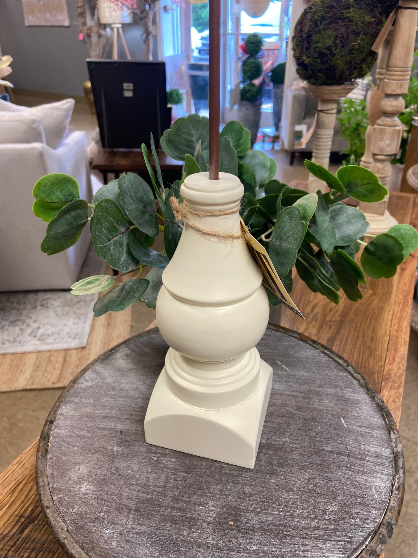 Y23025 Display poles - cream.                                     25